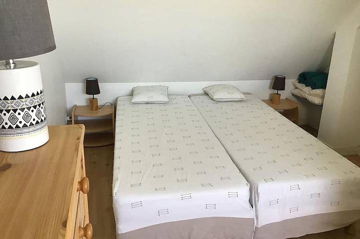 Appartement entier, Triplex pour 5 personnes avec terrasse vue mer 100 m de la plage de Trestel in Trévou-Tréguignec, Côte de Granit Rose