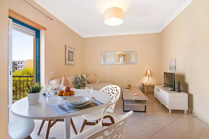 Gîte pour 3 personnes, avec vue sur le lac et jardin ainsi que vue et balcon dans Almancil