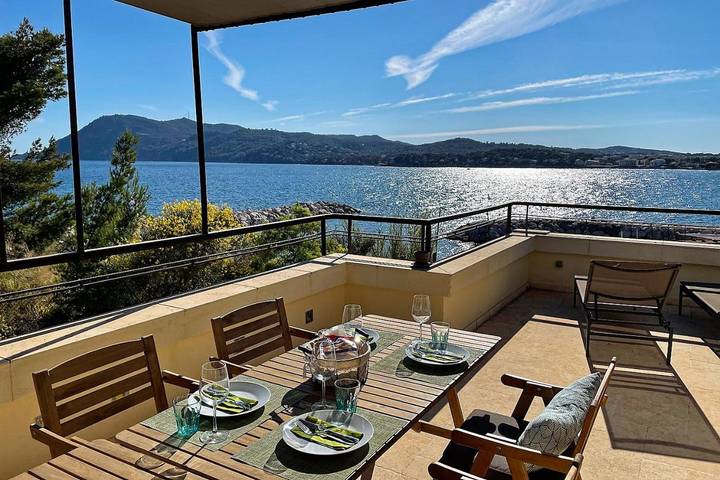 Location de vacances pour 10 personnes, avec Balcon et Terrasse ainsi que Jardin et Vue sur le lac dans Port de Saint-Elme
