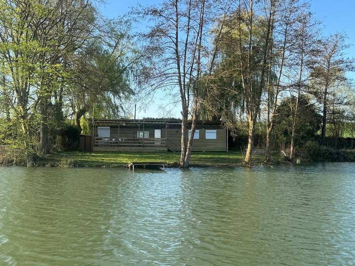 Gîte pour 5 personnes, avec vue sur le lac et terrasse ainsi que jardin et vue, animaux acceptés à Rozay-en-Brie
