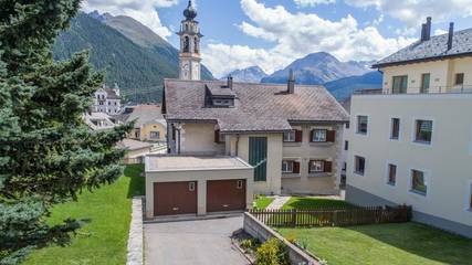 Ferienwohnung für 4 Personen, mit Garten und Balkon in Samedan