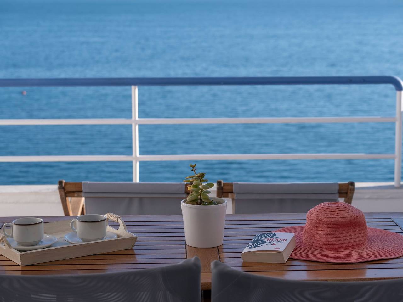 Ganze Wohnung, Luxuriöses Apartment mit einem Schlafzimmer direkt am Wasser, Meerblick in Xiropigado, Kynouria