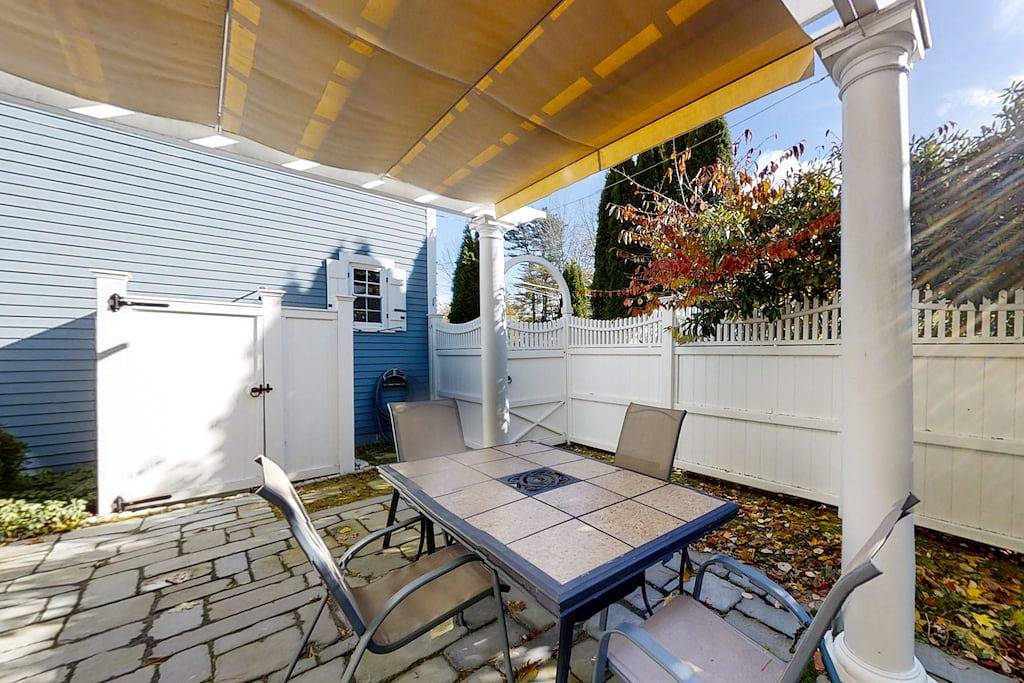 Historical New England home, outdoor shower , Dog-friendly in Boothbay Harbor, Lincoln County (Maine)