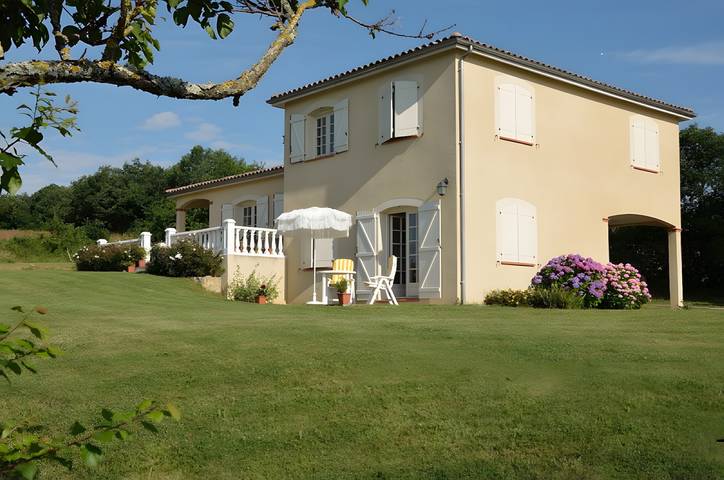 Holiday Home 'La Source' with Wifi and Pyrenees View in Puymaurin, Haute-Garonne