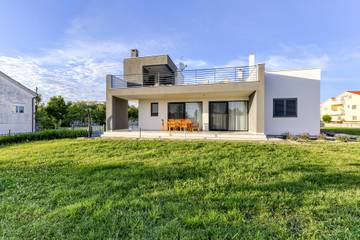 Ferienhaus für 16 Personen, mit Garten und Terrasse sowie Sauna, mit Haustier in Dalmatien