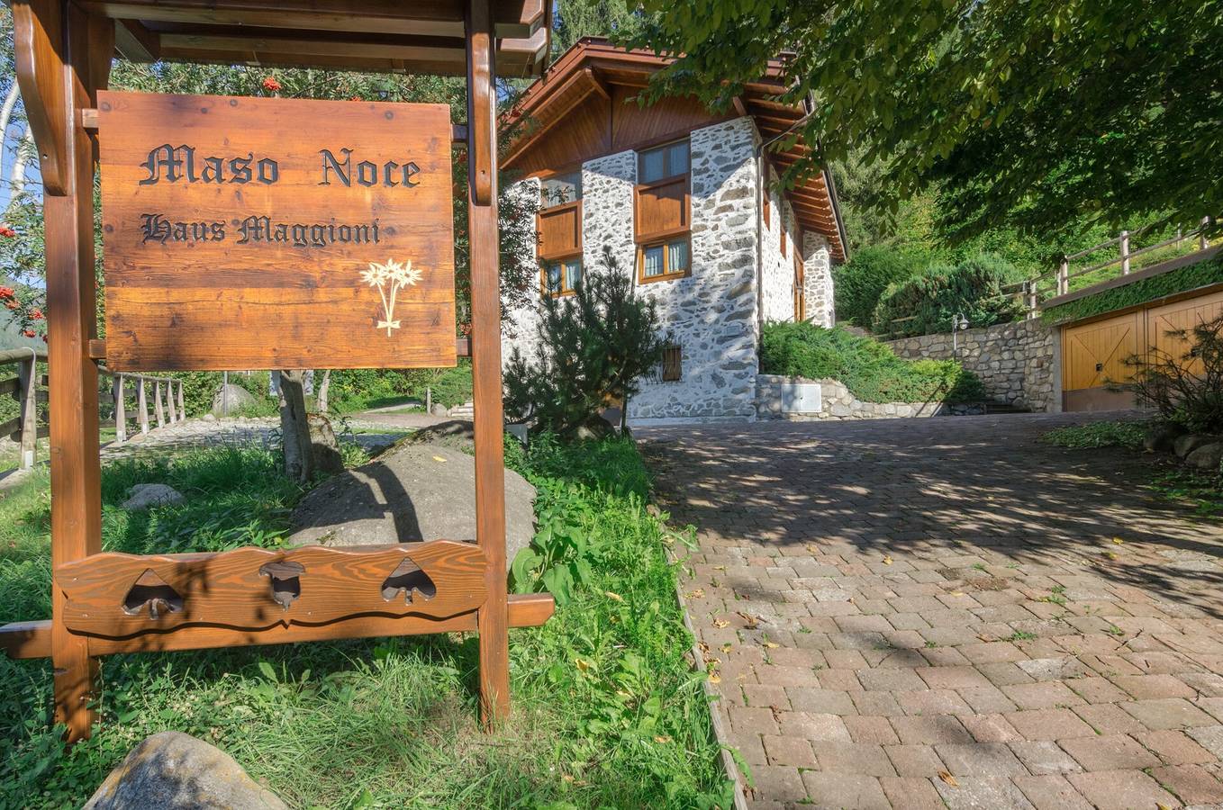 Entire apartment, Holiday Apartment "Maso Noce Est" with Mountain View, Near Ski Lifts in Mezzana, Adamello-Presanella Alps