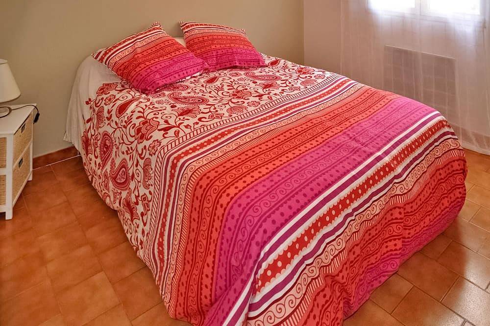 Cozy home in Rochefort Du Gard in Rochefort-du-Gard, Nimes region