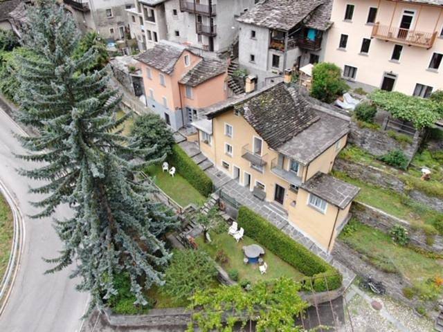 Ferienhaus für 5 Personen, mit Balkon und Terrasse sowie Garten und Ausblick in Cevio