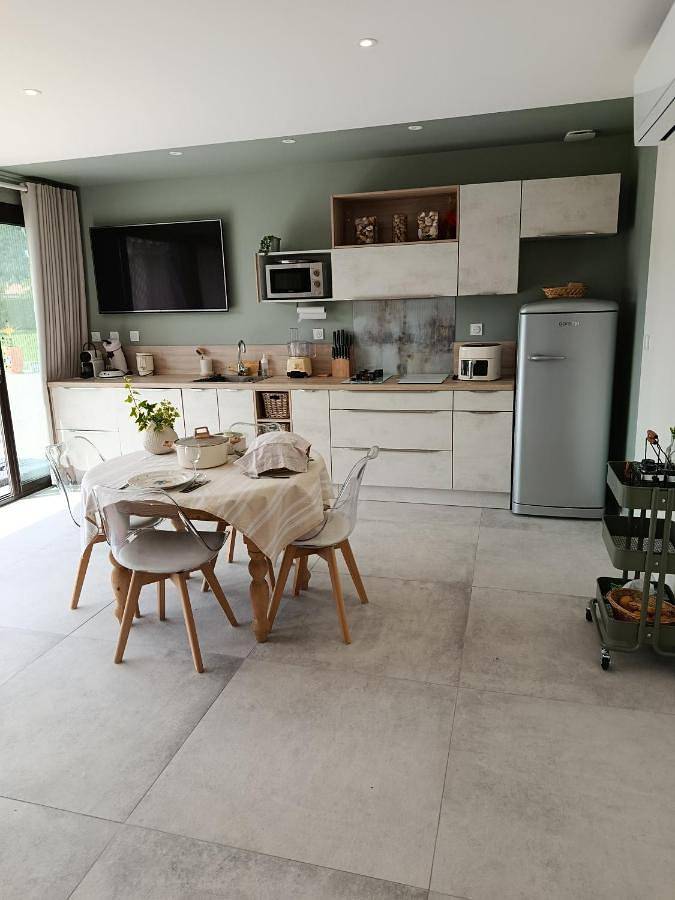 Location de vacances pour 4 personnes, avec Terrasse et Jardin ainsi que Piscine et Vue dans Gourdan-Polignan