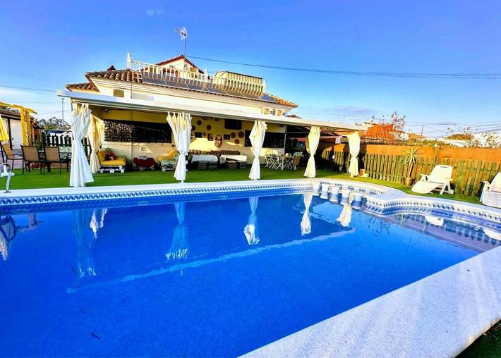 Casa de vacaciones para 13 personas, con vistas además de piscina y jardín, Se admiten mascotas - 1