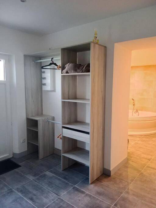 Gîte pour 2 personnes, avec jacuzzi et terrasse ainsi que piscine et jardin à Verdelot - 2