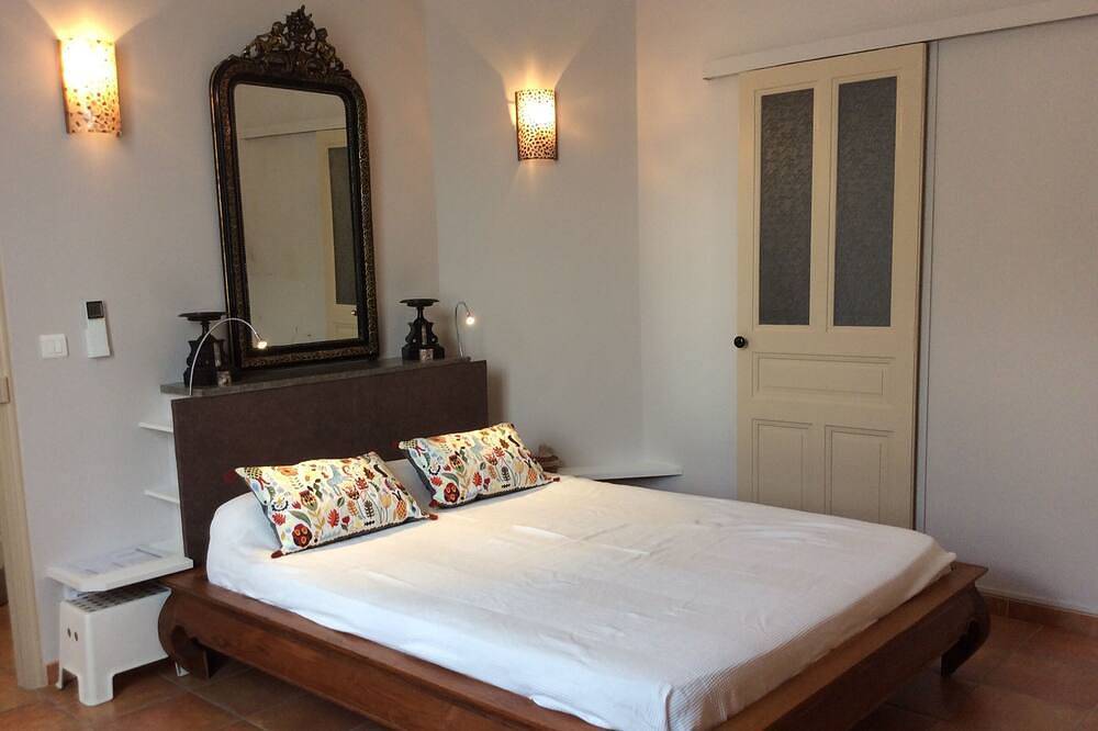 Chambre indépendante dans maison de ville de caractère. in Nîmes, Région de Nîmes