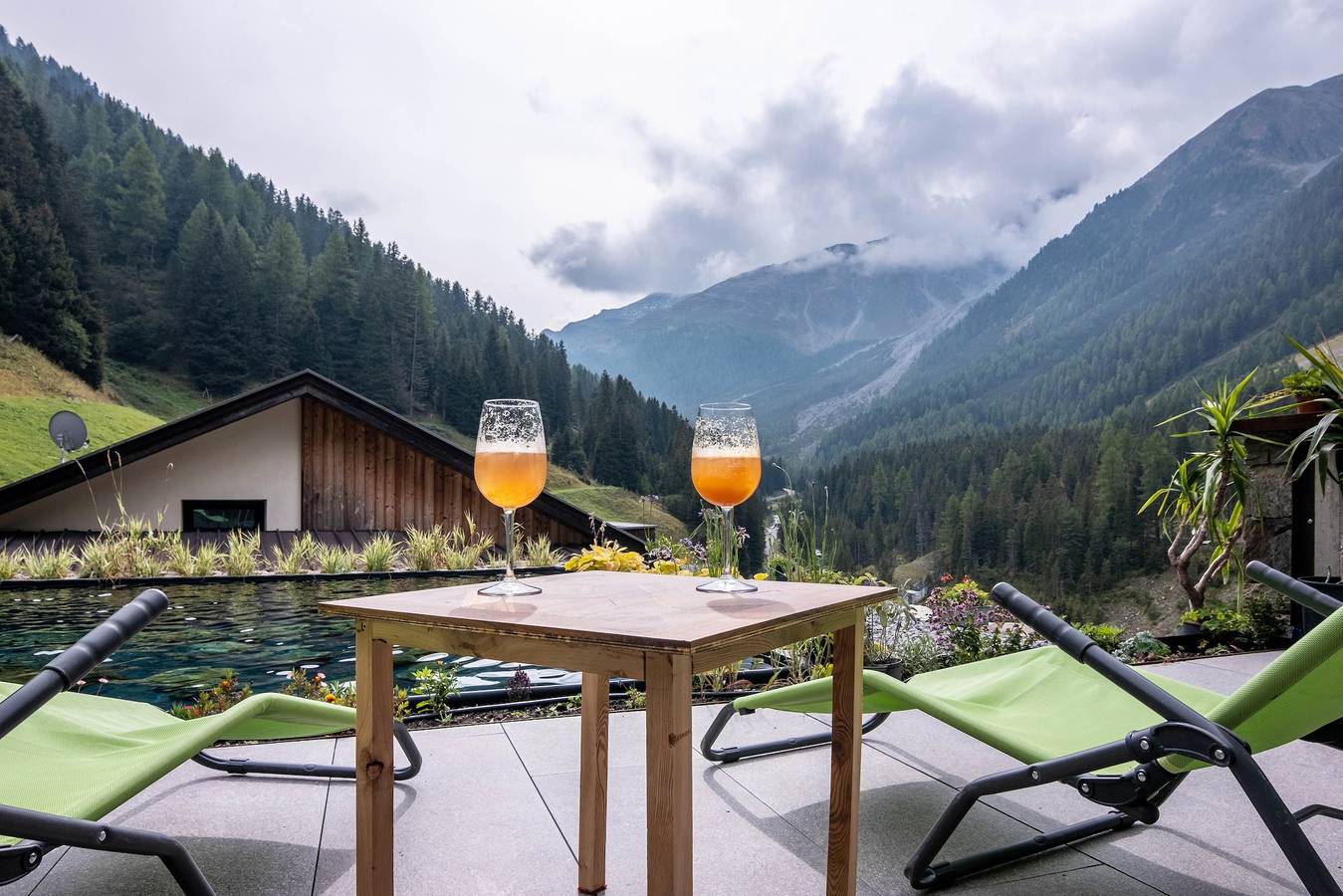 Ganzes Studio, Einzimmerapartment 'Rumwaldhof Arnika' mit Bergblick, Gemeinschaftsterrasse und Wi-Fi in Stilfs, Nationalpark Stilfser Joch
