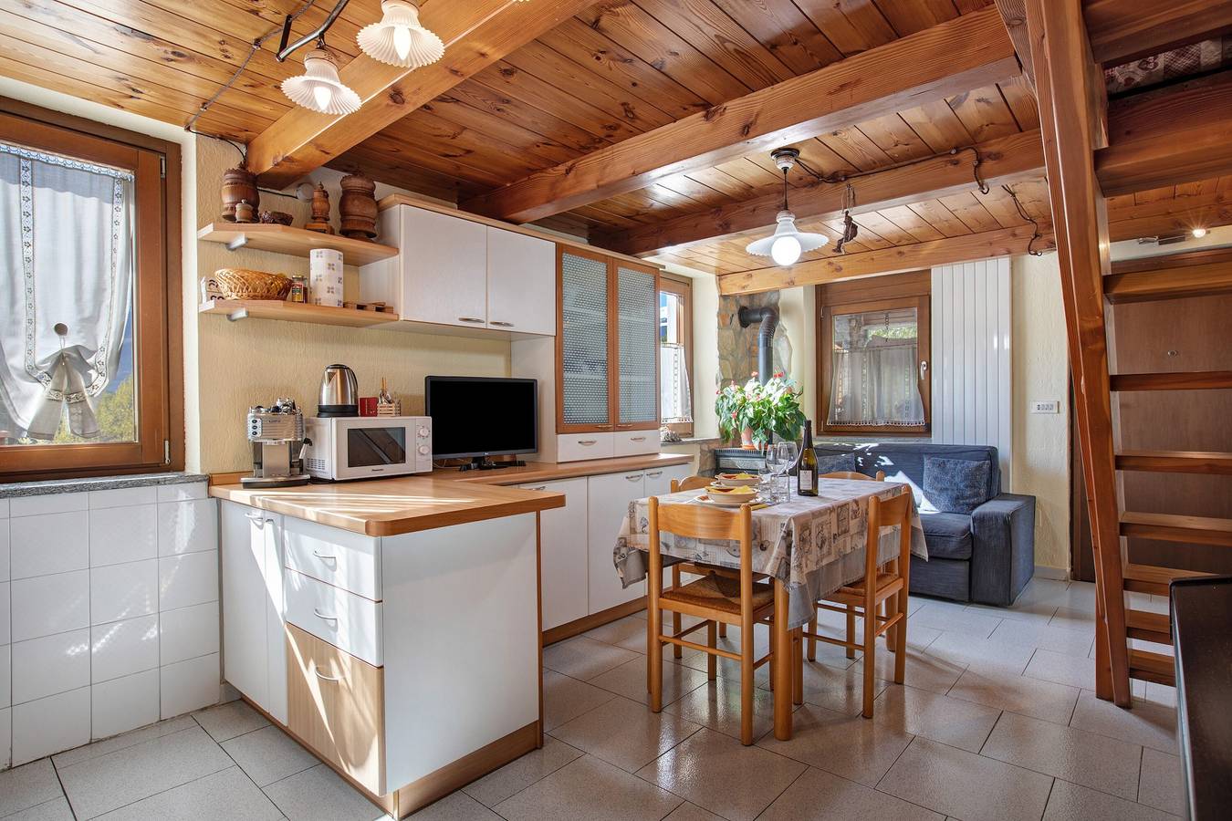 Apartamento entero, Apartamento 'Eun Tchì Vo - Gignod' con vistas a la montaña, terraza y barbacoa compartida y Wi-Fi in Comune di Gignod, Alpes del Valais