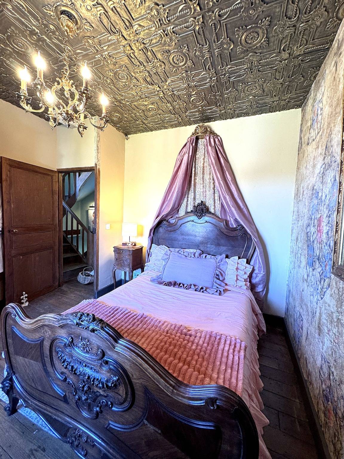 Habitación doble antigua romántica, baño compartido y desayuno in Saint-Martial-le-Mont, Región de Aubusson
