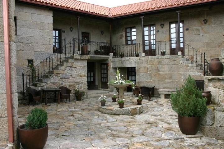 Maison de campagne pour 2 personnes, avec Terrasse et Jacuzzi ainsi que Jardin et Piscine à Baltar (homonymie)