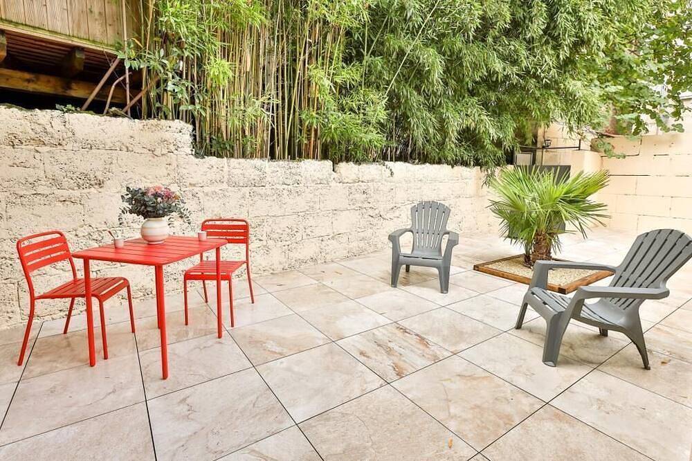 Entire apartment, Elegant Studio with Private Terrace near Périgueux Historic Center in Périgueux, Périgord Blanc