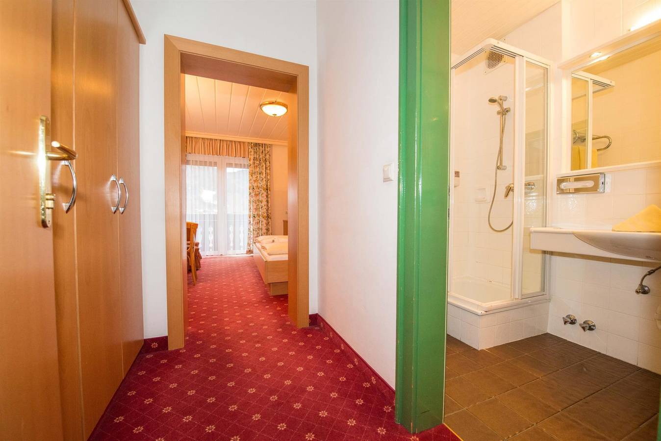 Tweepersoonskamer, douche of bad, Wc in Gailtaler Alpen, Weissensee
