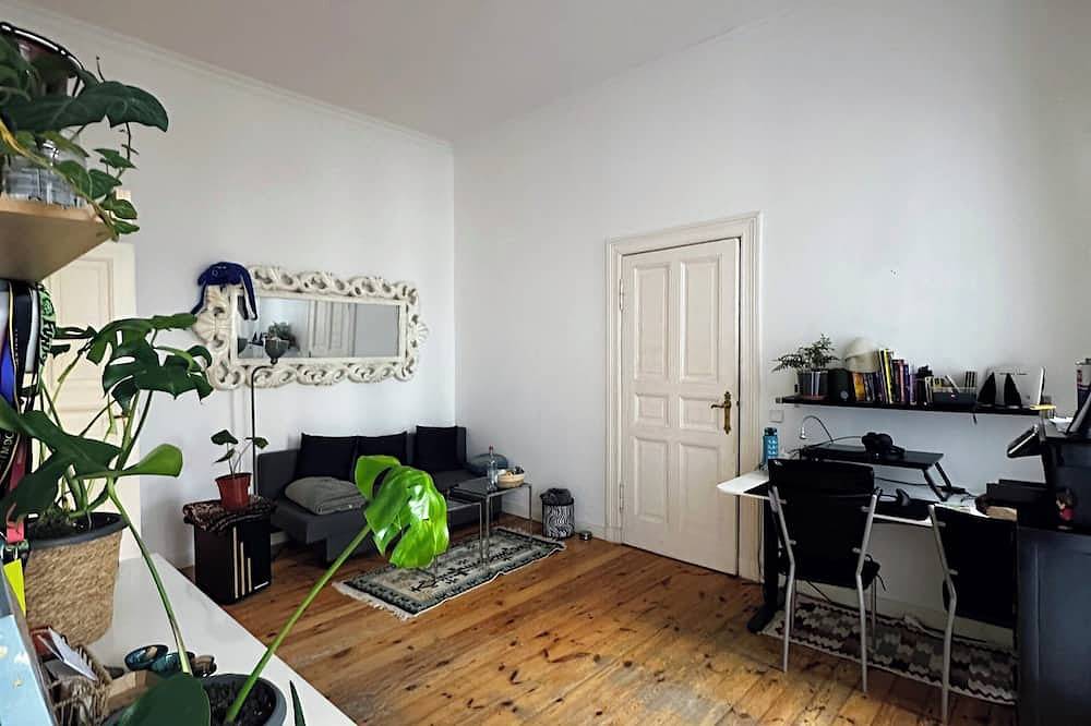 Ganze Wohnung, Ruhige Altbau-2-Zimmer-Wohnung mit Terrasse | Zentrale Lage nahe Parks & S-Bahn in Kreuzberg Berlin, Berlin