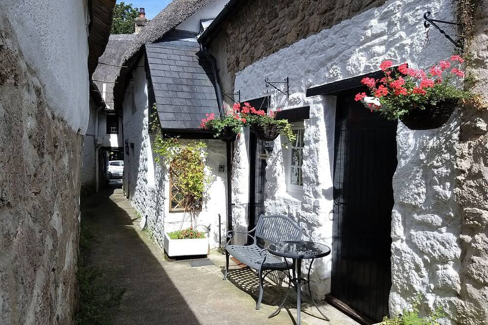 Fox Hat Cottage, pet friendly, character holiday cottage in Chagford in Chagford, Dartmoor National Park