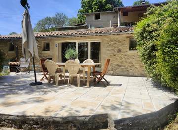 Gîte pour 5 personnes, avec terrasse et jacuzzi ainsi que jardin et piscine dans les Alpes-de-Haute-Provence