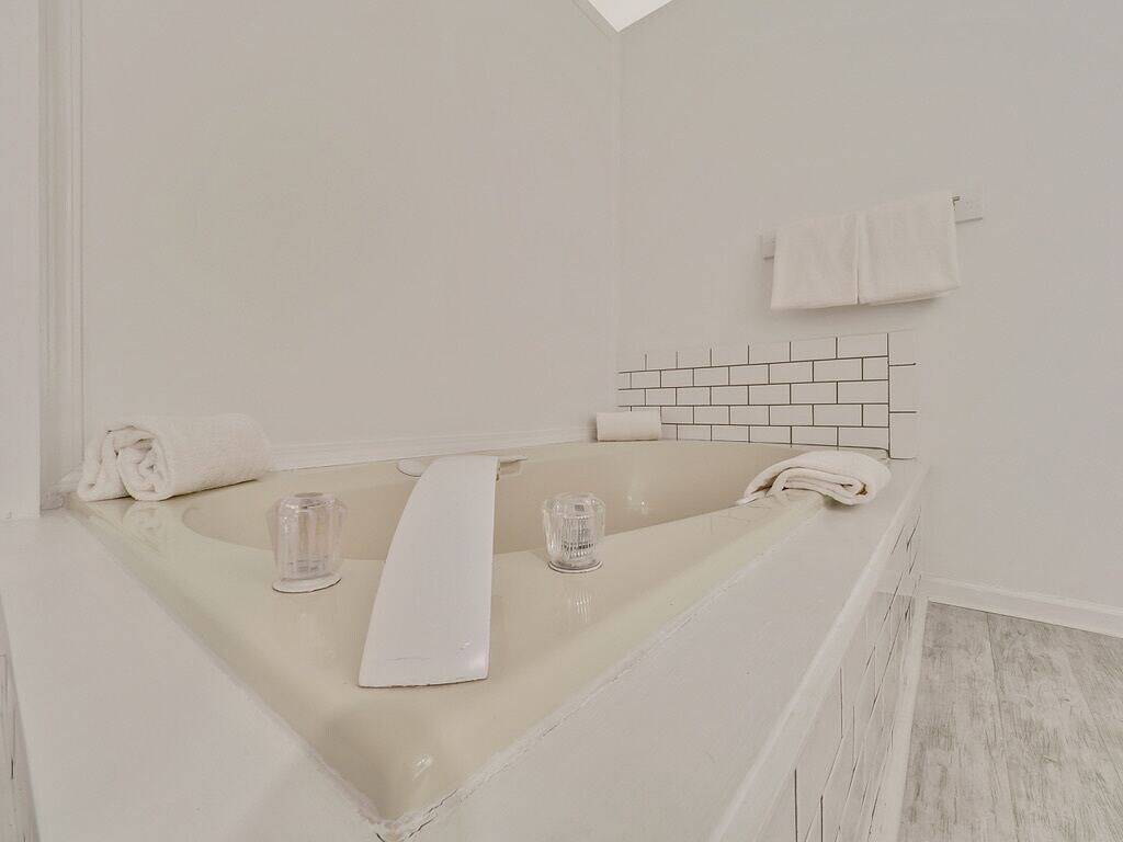 Ganze Wohnung, Downtown Charlevoix | Indoor/Outdoor Pool | Remodeled in Charlevoix, Charlevoix County