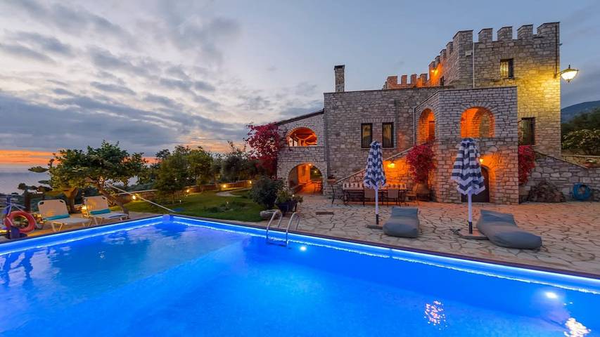 Vakantiehuis voor 10 personen, with Uitzicht op zee and Tuin as well as Zwembad in Kalamata
