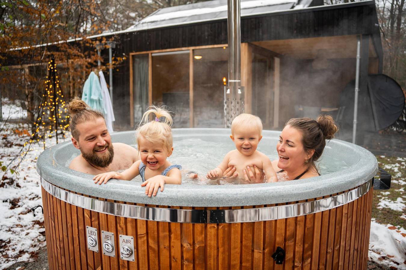 Camping en Bungalowpark de Norgerberg — 6 pers. wellness deluxe bungalow met hottub in Drenthe