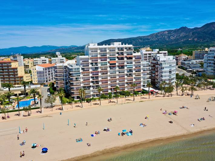 Entire apartment, Holiday apartment for 6 people with terrace in Platja de Sant Margarida (Roses), Roses