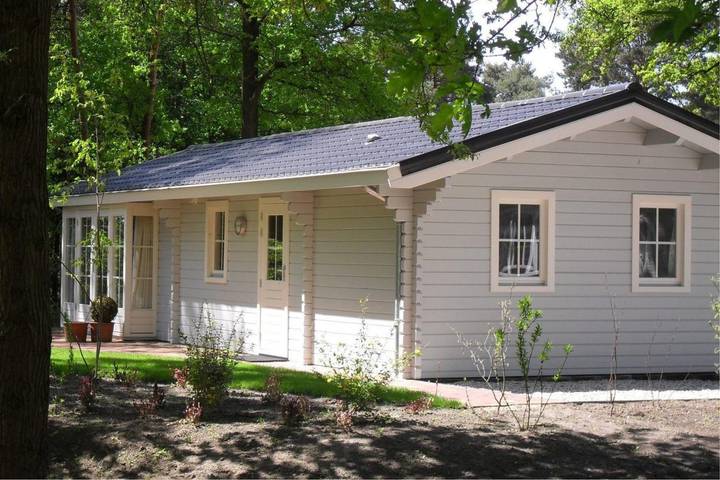 Chalet voor 4 personen, with Balkon/Terras and Terras as well as Tuin and Zwembad in Limburg