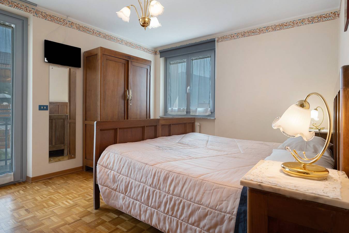 Appartamento intero, Appartamento per vacanze Ciclamino Standard Vittoria. Vista sulle montagne, Wi-Fi e giardino in Dorsino, Dolomiti di Brenta