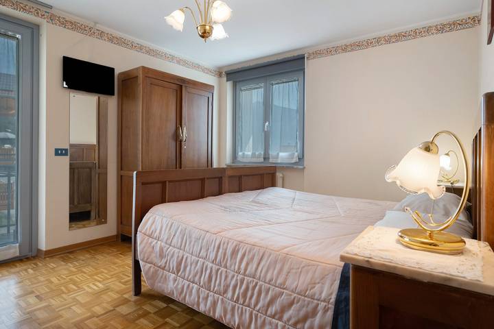 Ganze Wohnung, Ferienwohnung Ciclamino Standard Vittoria mit Bergblick, WLAN und Garten in Dorsino, Brentagruppe