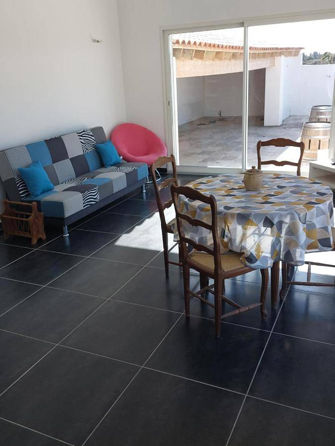 Appartement entier, One-Bedroom Apartment in Aimargues, Côte méditerranéenne (France)