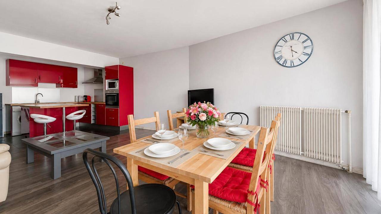 Appartement entier, Grand T4 Balcon Proche Aéroport Lyon in Pont-de-Chéruy, Région de Vienne