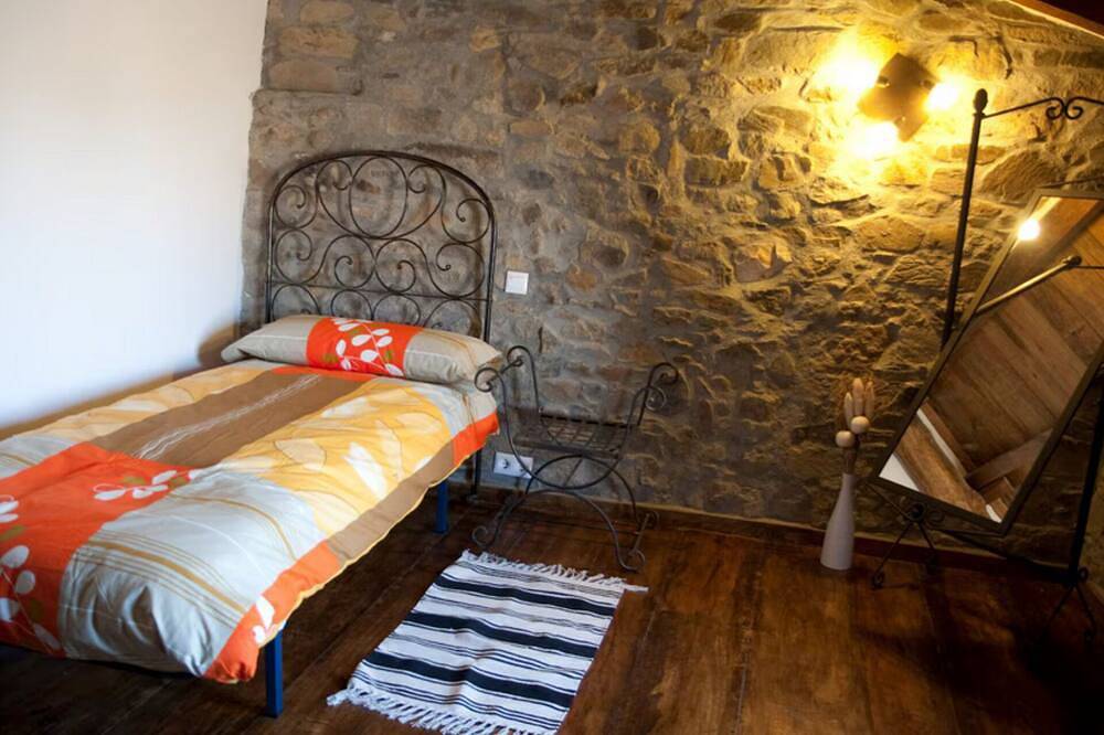 El Ramayal - Stone House with Covered Patio in San Vitero, Zamora Province