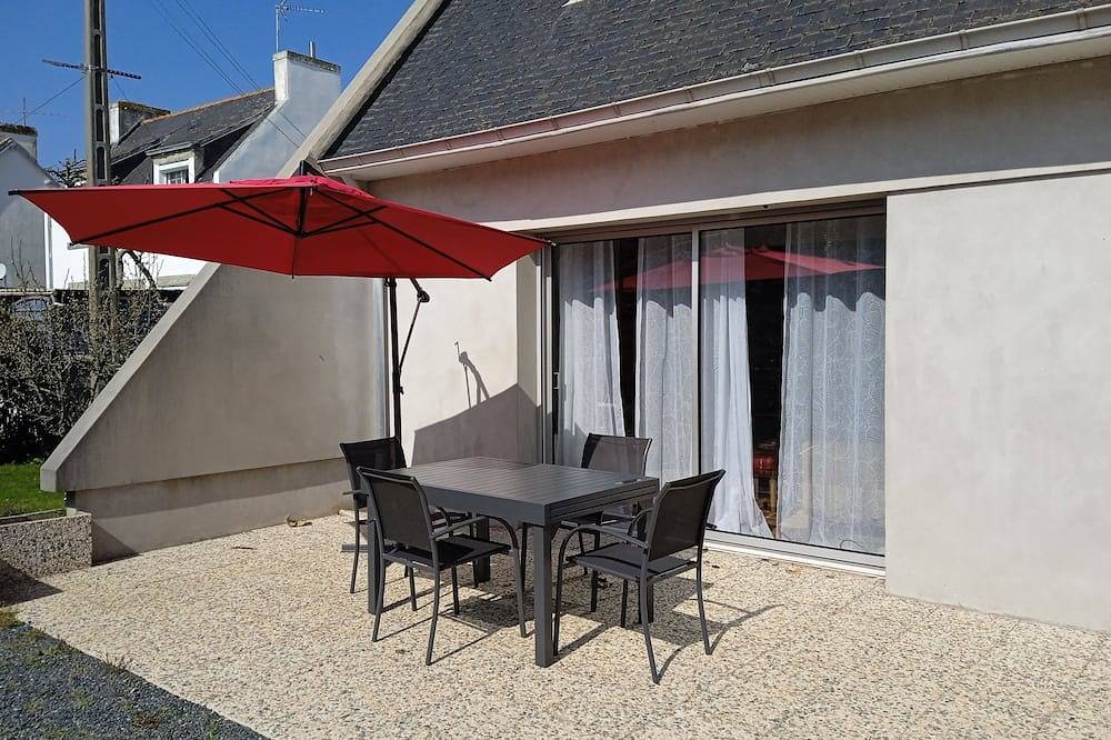 Near the port single-storey house with enclosed garden in Guilvinec, Region de Quimper