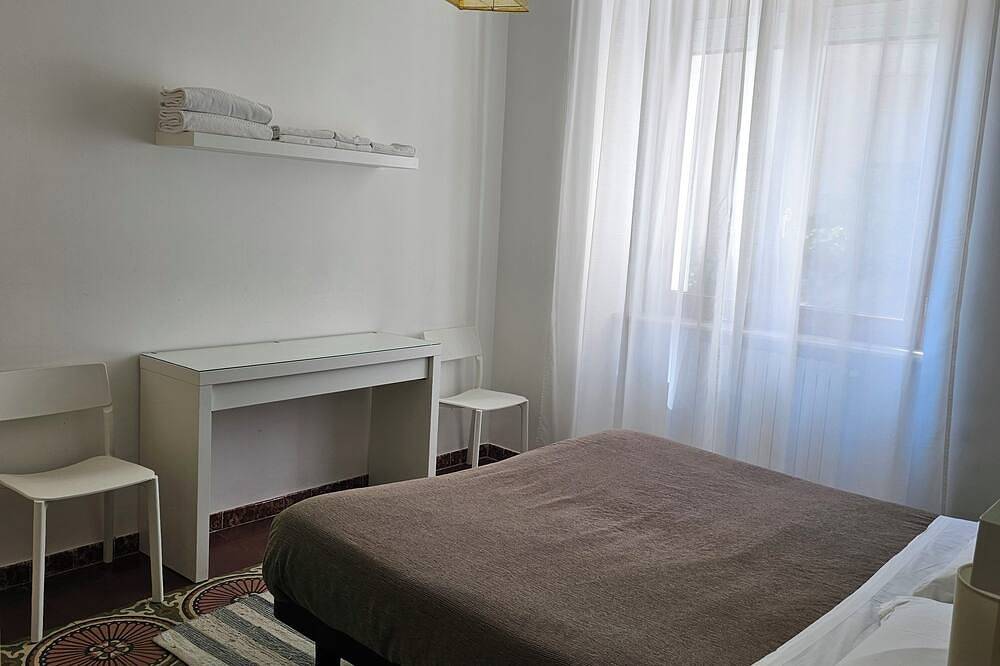 Double or Twin - Shared Bathroom and Private Parking in Loco in Potenza, Potenza Provinz