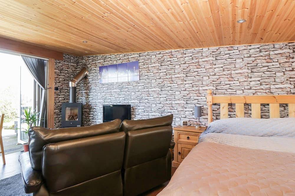 Blackbrae Cabin, romantic, luxury holiday cottage in Coatbridge in North Lanarkshire