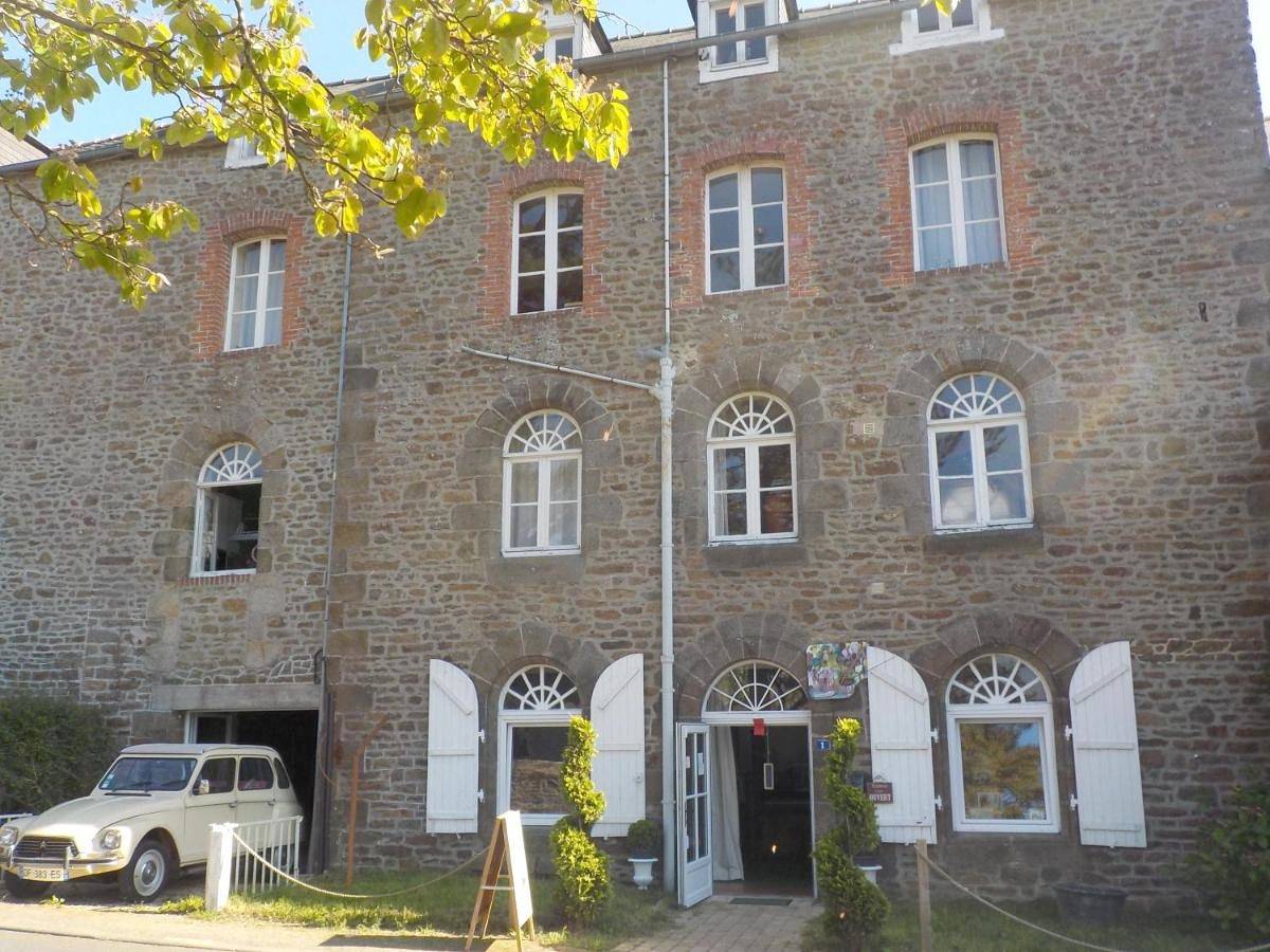 Double or Twin Room with Private External Bathroom in Lanvallay, Région de Dinan