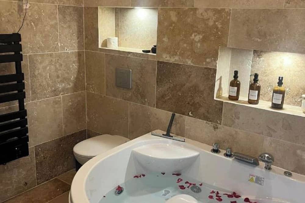 Entire apartment, Magnificent apartment with jacuzzi and private terrace just a few metres from the canal in Livry-Gargan, Seine-Saint-Denis