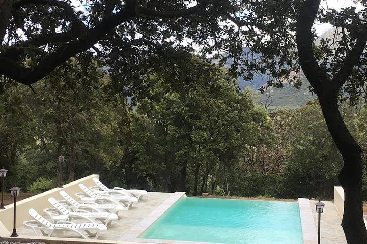 Location de vacances pour 6 personnes, avec jardin ainsi que piscine et jacuzzi, animaux acceptés à Calenzana