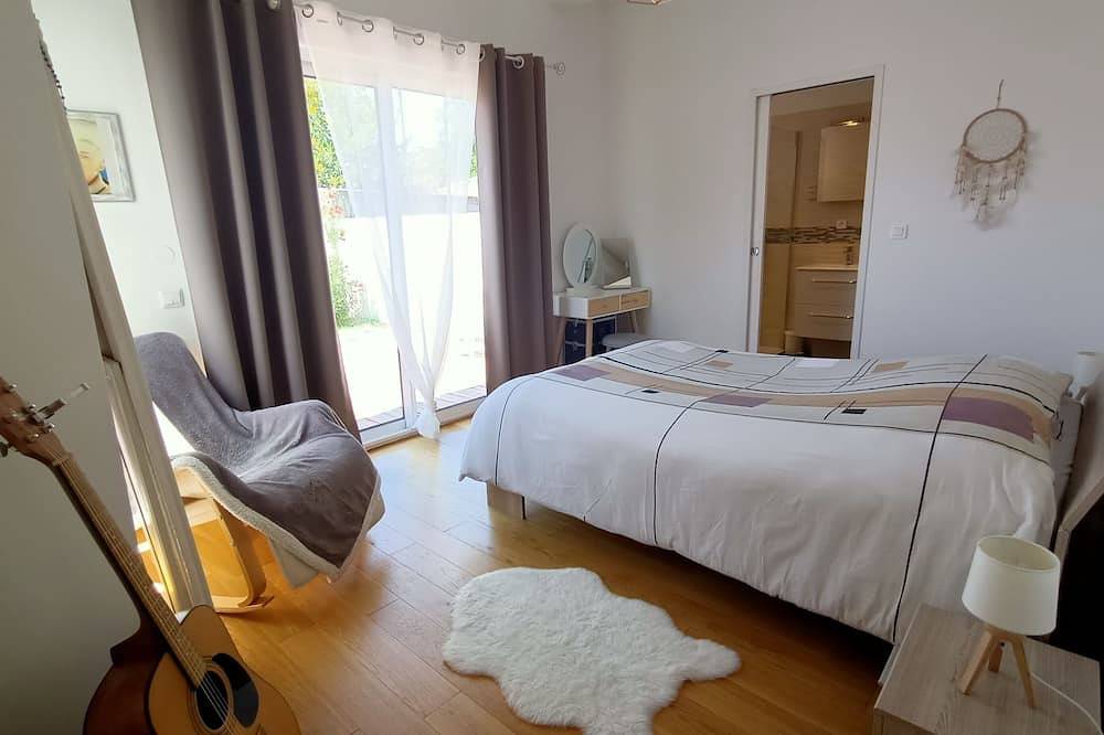 New modern single-storey air-conditioned villa with swimming pool and playground in Camaret-sur-Aigues, Vaucluse