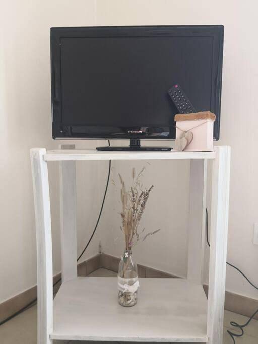 Gîte pour 2 personnes, avec terrasse ainsi que piscine et jardin à Roquecor - 4