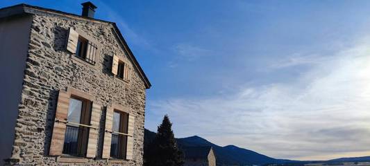 Gîte pour 6 personnes, avec jardin ainsi que vue sur le lac et vue à Réal