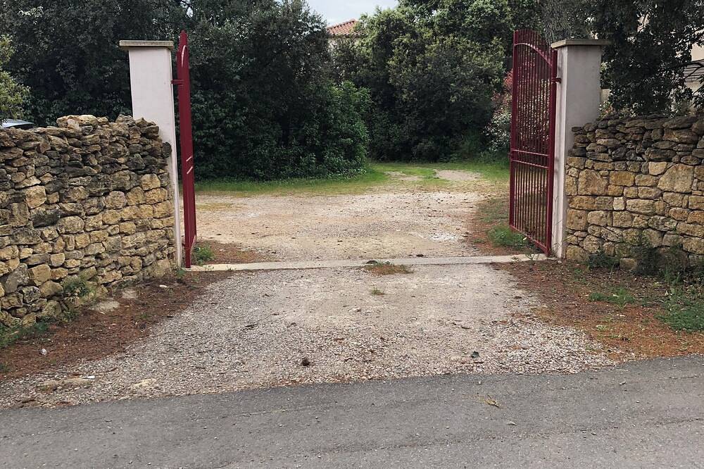 Large house in Provence in Grans, Aix-en-Provence region