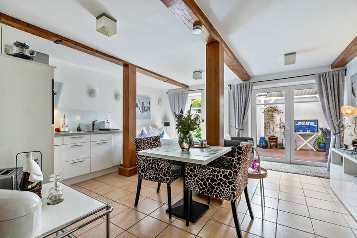 Entire studio, Studio Apartment 'Alte Tischlerei Hemmingstedt' with Private Terrace, Shared Garden and Wi-Fi in Hemmingstedt, Heide and surroundings