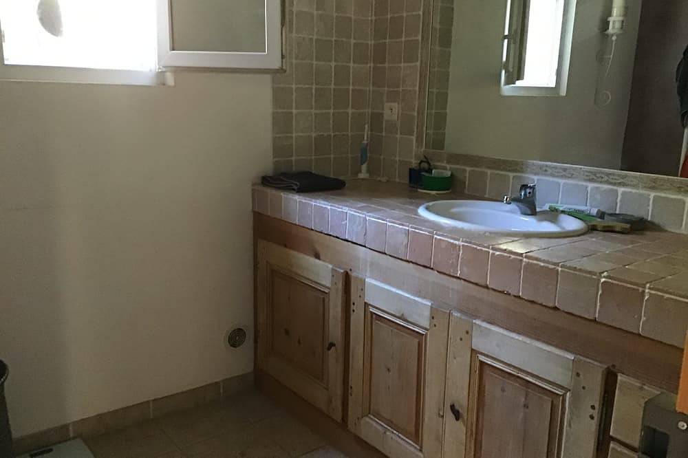 Maison Avec Piscine Dans un Village in Vers-Pont-du-Gard, Nimes und Umgebung