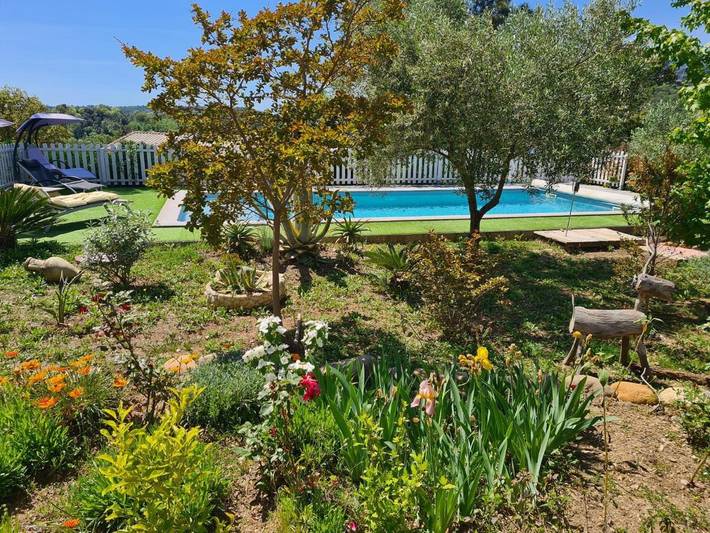 Appartement de vacances pour 4 personnes, avec vue ainsi que jardin et piscine