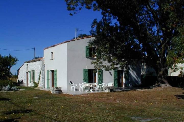 Location de vacances pour 8 personnes, avec jardin et terrasse, animaux acceptés à Épargnes