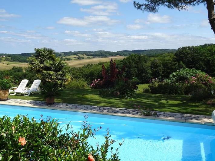 Gîte pour 2 personnes, avec jardin et terrasse ainsi que vue et piscine à Blousson-Sérian - 2